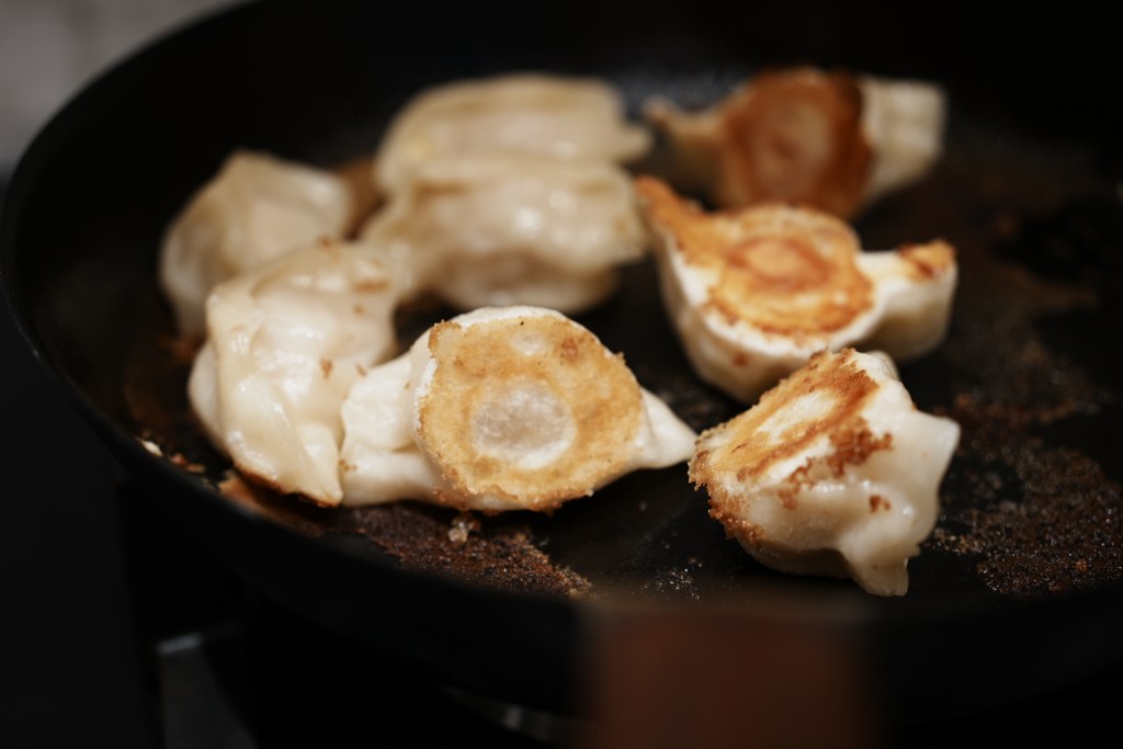 鐵鍋煎餃煎得恰恰焦香，讓人忍不住一口接一口