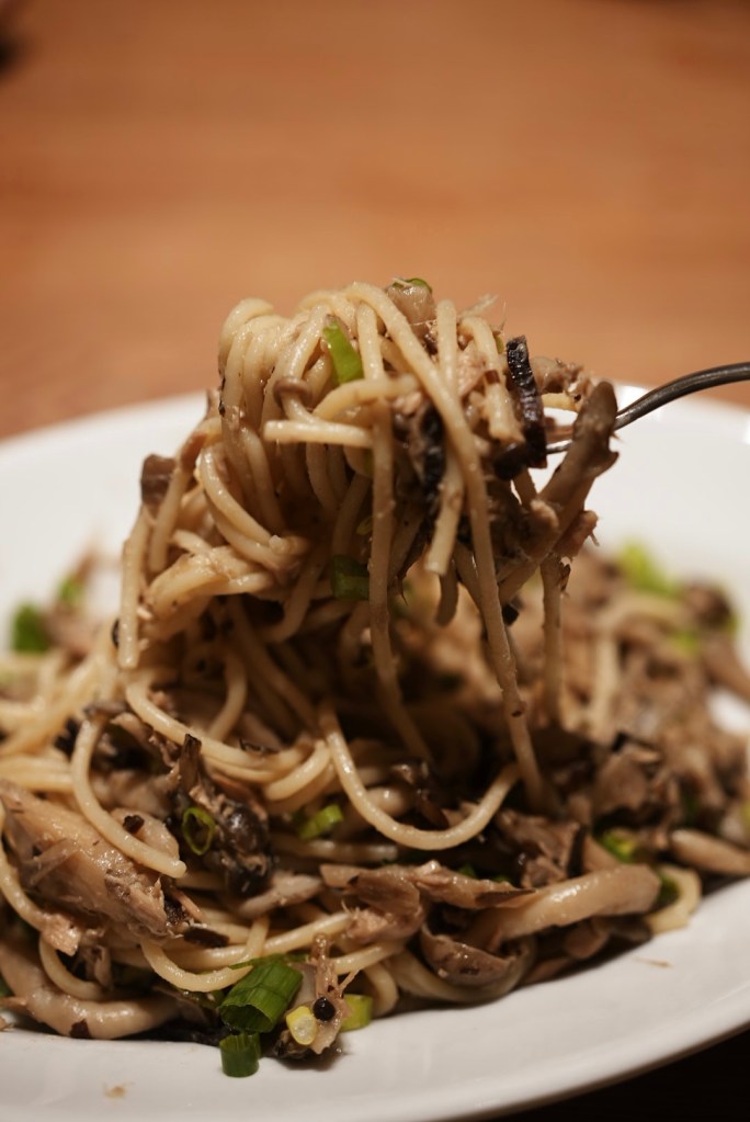 「野菇鮪魚和風義大利麵」鹽昆布與奶油完美搭配，風味十足，清爽順口，大人小孩都喜歡的餐點