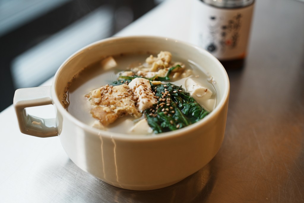 快速家常湯「炒蛋春菊豆腐湯」