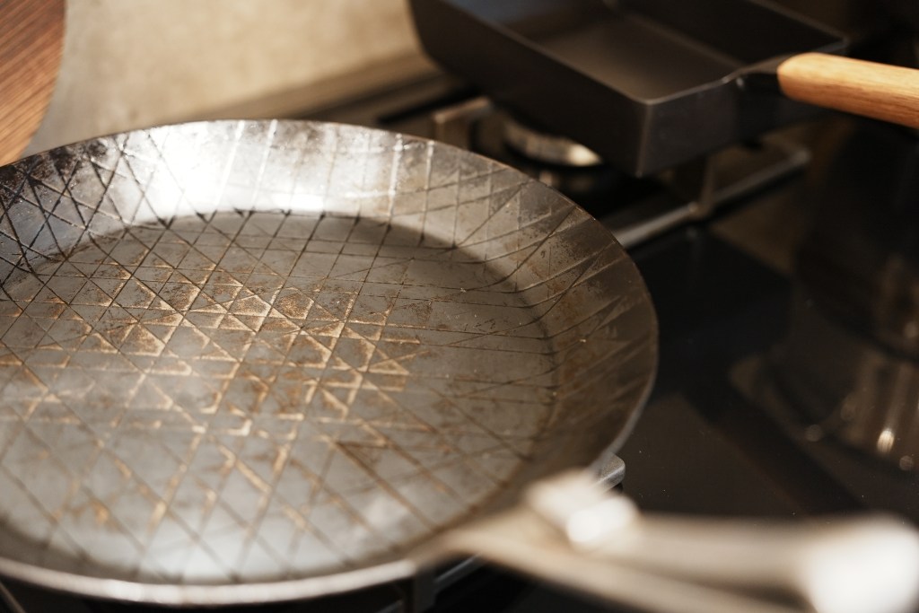 土克鐵鍋，剛好的厚度，價格不高，操作容易，養成薄膜就不沾，推薦給新手