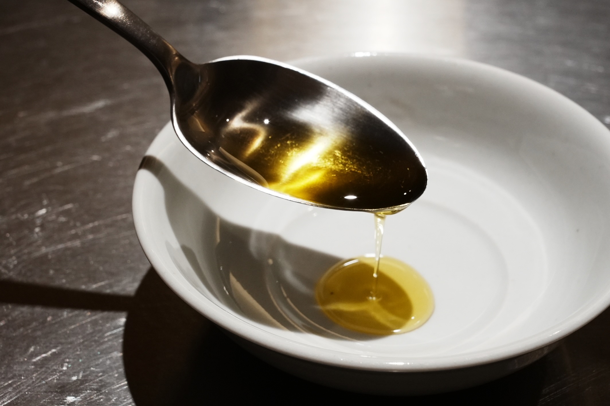 橄欖油怎麼挑？看懂酸價、多酚與品種，挑到適合自己的橄欖油